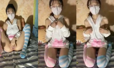 เด็กสาวจีนตั้งกล้องและโชว์นมของเธอและได้ช่วยตัวเองแบบเสียว