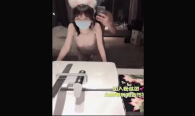 วัยรุ่นจีนได้ทำการเย็ดแฟนสาวหน้ากระจกและถ่ายคลิปมาโชว์