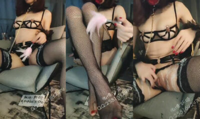 สาวจีนเธอทำำการตั้งกล้องและใสชุดตาข่ายมาไลฟ์สดเล่นกกับของเล่นบอกเลยน่าเย็ด