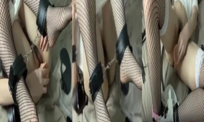 สาวล็อกขาด้วยกุญแจมือเอาควยปลอมแหย่หีเล่นเสียว