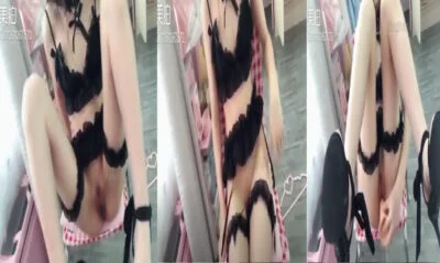 สาวชุดดำเซ็กซี่แหกหีเล่นเสียวคาควยปลอม