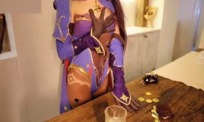 สาวจีนเธอทำการใส่ชุดคอสเพลย์และได้ทำการเล่นกับหีของเธอโชว์แบบน่าเย็ดไปเลย