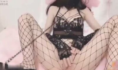 สาวจีนใส่ชุดตาข่ายและได้ทำการเล่นหีของเธอก่อนจัขย่มควยผัว