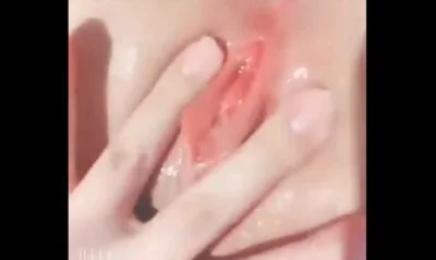 หลุดวัยรุ่นจีน ถ่ายคลิปช่วยตัวเองส่ให้แฟน หีชมพู ไร้ขน เล่นหีตัวเองฉ่ำ