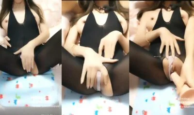 สาวจีนสวมถุ่งน่องดำ ขาเรียวสวย ตั้งกล้องช่วยตัวเอง น้ำพุ่งเต็มเบาะ