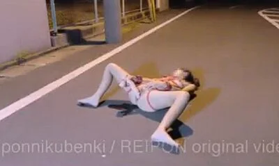 นัอนแหกหีกลางลานจอดรถ ช่วยตัวเองจนน้ำแตก ต่อด้วยโดนควยเย็ดจนเสร็จ