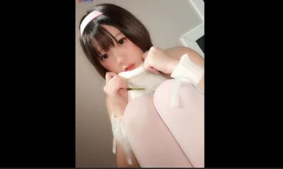 สาวผมสั้นคนเดิมคราวนี้เธอมาเกียวเบ็ดตรงบันไดโชวืความเสียวจนเสร็จ