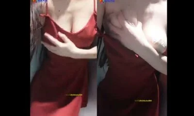 สาวชุดแดงหน้าอกใหญ่และชาวมากมาถ่ายคลิปเล่นกับนมของเธอโชว์และมาลงกลุ่มลับ