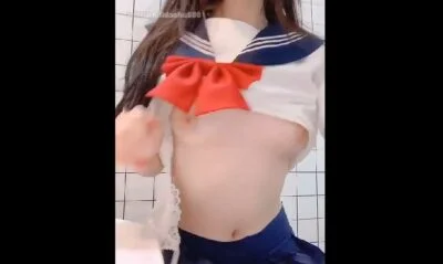 สาวจีนใส่ชุดคอสและตั้งกล้องในห้องน้ำและช่วยตัวเองโชว์ไลฟ์สด