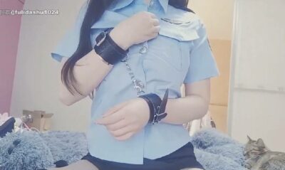 สาวจีนตั้งกล้องและใส่ชุดยามและล็อกมือและมาเล่นนมของเธอโชว์ความเสียว