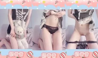 สาวจีนตัวเล็กตั้งกล้องใส่ชุดเมดและช่วยตัวเองด้วยของเล่นของเธอ