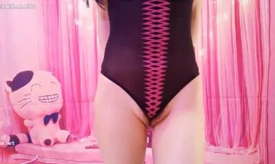 สาวสวยตั้งกล้องไลฟ์สดใส่ห่างก่อนจะทำการช่วยตัวเองแบบเสียวๆ