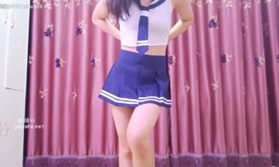 สาวสวยใส่ชุดนักเรียนและทำการเล่นนมโชว์ก่อนใช้ดิ้ลโด้กระแทกหีของเธอแบบเมามัน