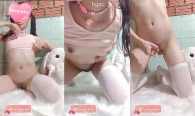 เด็กสาวจีนเธอทำการตั้งกล้องและทำการโชว์ลีลาการเล่นดิ้ลโด้หน้ากล้อง